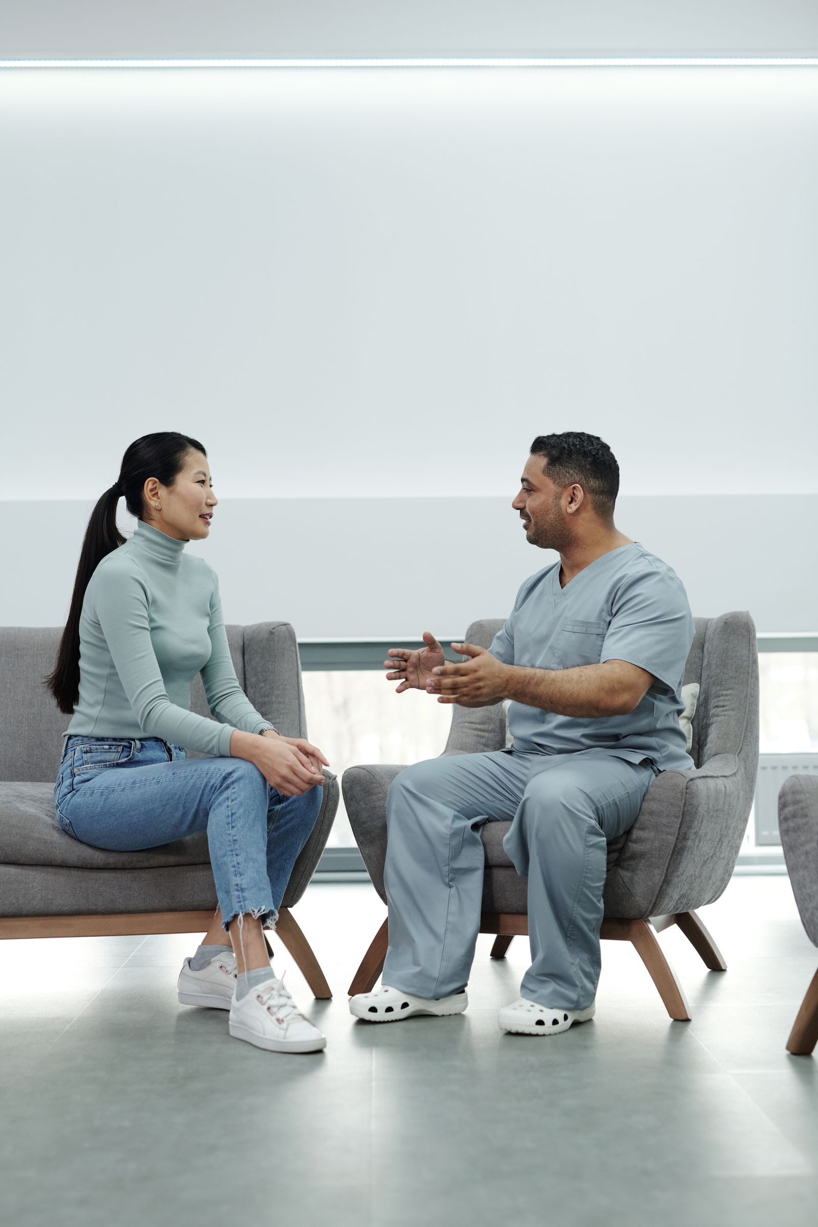 Profissional de saúde atendendo uma paciente em consultório